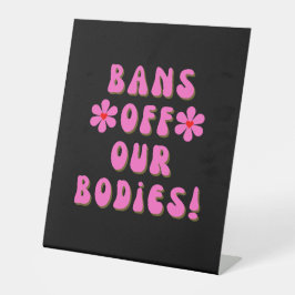 Verbod op onze lichamen Retro roze Typografie Reclamebord Met Voetstuk