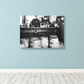 Verbod - Speakeasy Police Raid Bootlegger - M Canvas Afdruk (Insitu (Houten vloer))