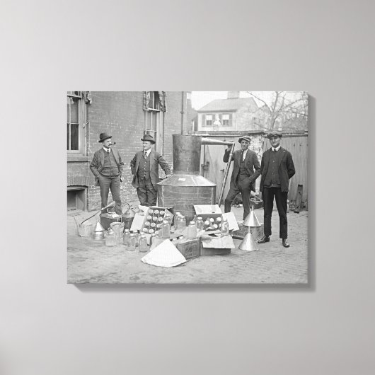 Verbodsagenten met Moonshine Still, 1922 Canvas Afdruk (Voorkant)