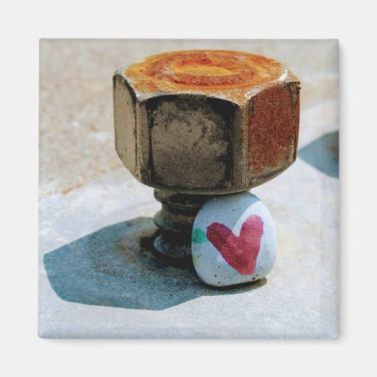 Verborgen Heart Rock en een Rusty Bolt Magneet (Voorkant)