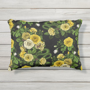 Verborgen in de rozen, geel en groen buitenkussen
