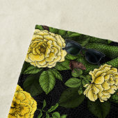 Verborgen in de rozen, geel en groen strandlaken (In situ)