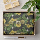 Verborgen in de rozen, geel en groen tissuepapier (Geschenk)