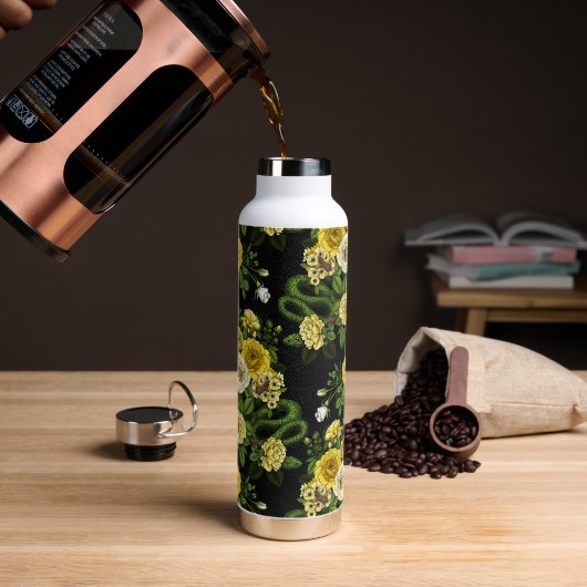 Verborgen in de rozen, geel en groen waterfles (Koffie)