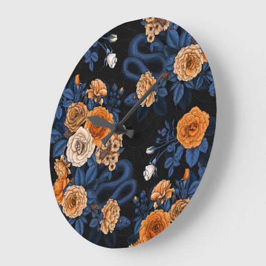 Verborgen in de rozen, oranje en blauw grote klok (Hoek)