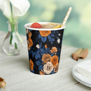 Verborgen in de rozen, oranje en blauw papieren bekers