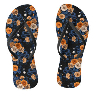 Verborgen in de rozen, oranje en blauw teenslippers
