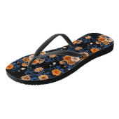 Verborgen in de rozen, oranje en blauw teenslippers (Schuin)