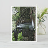 Verborgen lente waterval feestdagenkaart (Staand voorkant)