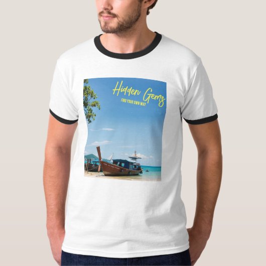 Verborgen Pareltjes - Lonely beach boat t-shirt (Voorkant)