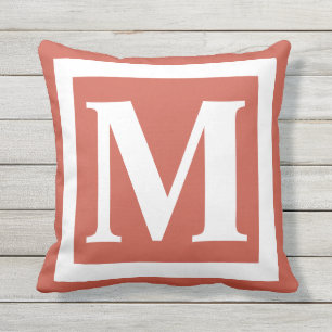 Verbrand Oranje Krachtige Initiële Monogramletter Buitenkussen