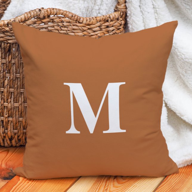 Verbrand Oranje wit monogram Initiaal Kussen (Burnt orange and white monogram decorator pillow)