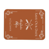 Verbrand Sinaasappel Monogram en Pijlen Sla de dat Magneet (Horizontaal)