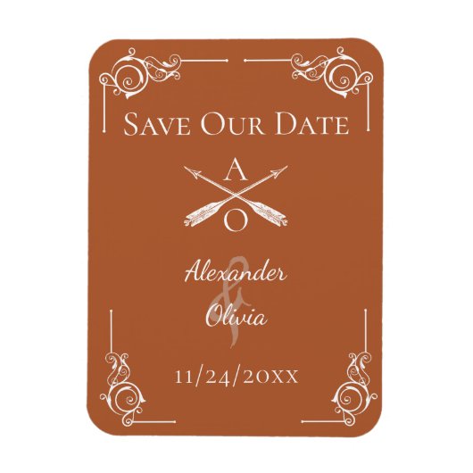 Verbrand Sinaasappel Monogram en Pijlen Sla de dat Magneet (Verticaal)