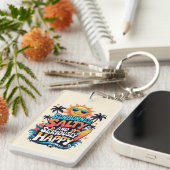 Verbrand, Zout en Gelukkig – Retro Strand Vibes Sleutelhanger (Voorkant Rechts)