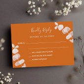 Verbrandde oranje eucalyptustrouwreactie RSVP Notitiekaartje