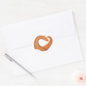 Verbrandde oranje hartdraak op wit ronde sticker (Envelop)