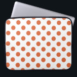 Verbrandde oranje pokstippen laptop sleeve<br><div class="desc">Verbrand oranje polka stippen op een witte achtergrond.</div>