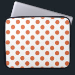 Verbrandde oranje pokstippen laptop sleeve<br><div class="desc">Verbrand oranje polka stippen op een witte achtergrond.</div>