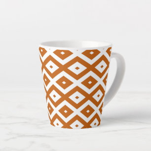 Verbrandend oranje en wit diamantpatroon latte mok