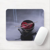 Verbrandingsincense bovenop de kom van de bladen muismat (Met muis)