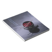 Verbrandingsincense bovenop de kom van de bladen notitieblok (Schuin)