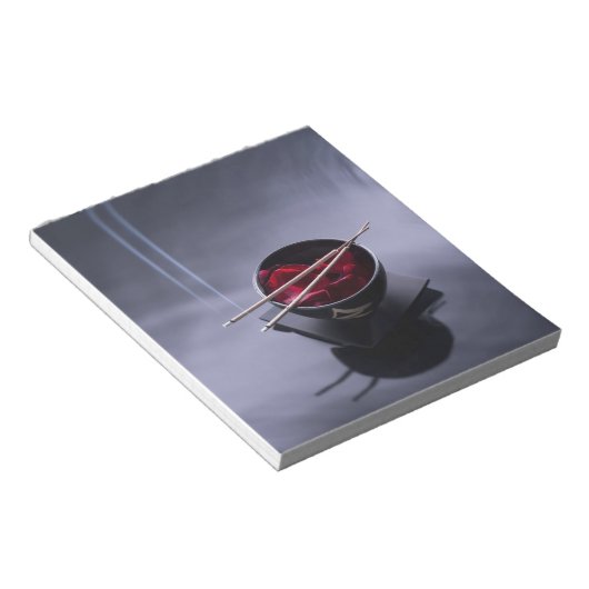 Verbrandingsincense bovenop de kom van de bladen notitieblok (Schuin)