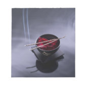 Verbrandingsincense bovenop de kom van de bladen notitieblok (Voorkant)