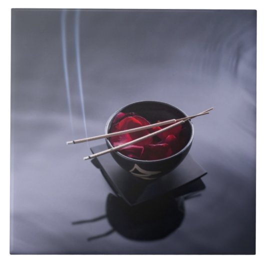 Verbrandingsincense bovenop de kom van de bladen tegeltje (Voorkant)