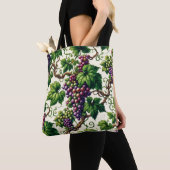 Verdant Vineyard Bliss: Een wandtapijt van wijnsto Tote Bag (Dichtbij)