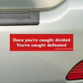Verdeeld en verslagen bumpersticker (Op auto)