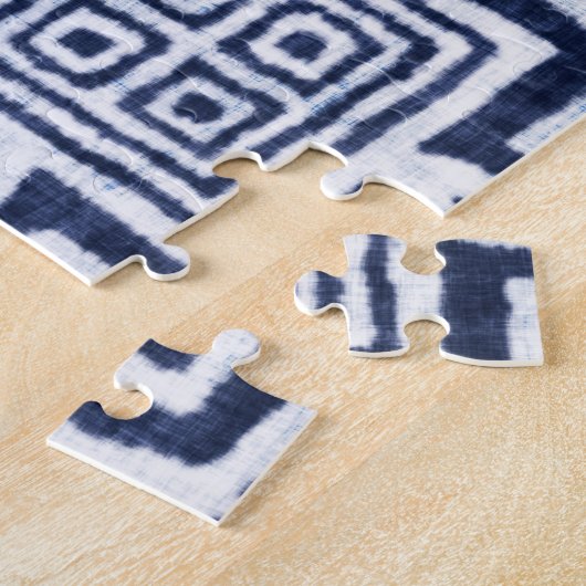 Verdraaide indigo geruite gestructureerde achtergr legpuzzel (Zijkant)