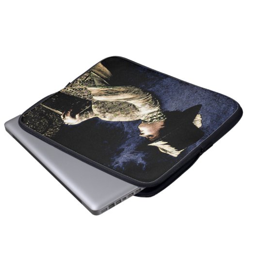 Verdrietige  Victoriaans vrouw met veren Pet Laptop Sleeve (Voorkant onderkant)