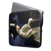 Verdrietige  Victoriaans vrouw met veren Pet Laptop Sleeve (Voorkant Links)