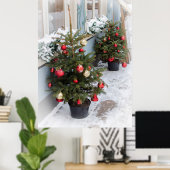 Verdroogde kerstbomen op straat. poster (Thuiskantoor)