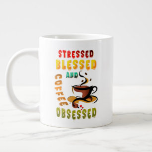 Verdrukt gebak en koffie geobsedeerd grote koffiekop