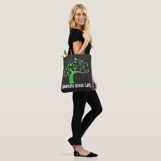 Vereenvoudig uw leven.b tote bag (Op model)