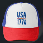Verenigde Staten 1776 Trucker Pet<br><div class="desc">De Verenigde Staten en 1776 in een uniek lettertype zijn gedrukt op deze unisex vrachtwagen die gemarkeerd is met rode en blauwe strepen en een gouden ster.</div>