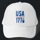 Verenigde Staten 1776 Trucker Pet<br><div class="desc">De Verenigde Staten en 1776 in een uniek lettertype zijn gedrukt op deze unisex vrachtwagen die gemarkeerd is met rode en blauwe strepen en een gouden ster. Punten in onze winkel koppelen.</div>