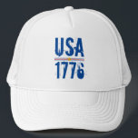 Verenigde Staten 1776 Trucker Pet<br><div class="desc">De Verenigde Staten en 1776 in een uniek lettertype zijn gedrukt op deze unisex vrachtwagen die gemarkeerd is met rode en blauwe strepen en een gouden ster. Punten in onze winkel koppelen.</div>