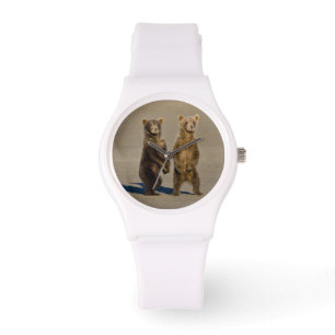Verenigde Staten. Alaska. Kust Bruin Beer welpen Horloge