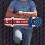 Verenigde Staten American Flag Monogram Patriotic  Persoonlijk Skateboard<br><div class="desc">Show je Amerikaanse trots of geef een speciaal geschenk met deze Amerikaanse vlag skateboard in een versleten, gerommel ontwerp. Deze Amerikaanse skateboardconstructie met sterren en strepen in rood wit en blauw is perfect voor de vierde dag van juli, Memorial day party , familieruzaties, militair afstuderen of ouderdomsgeschenken en patriottische feestelijkheden....</div>