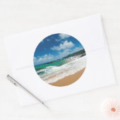 Verenigde Staten, Kauai, Hawaii. Een vrouw rolt de Ronde Sticker (Envelop)