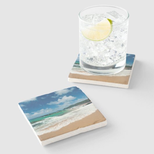 Verenigde Staten, Kauai, Hawaii. Een vrouw rolt de Stenen Onderzetter (Zijkant)