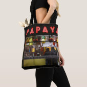 Verenigde Staten, New York. Gray's Papaya: venster Tote Bag (Dichtbij)