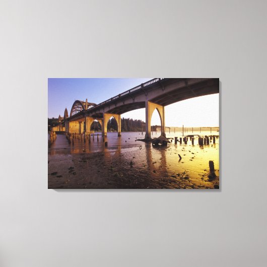 Verenigde Staten, Oregon, Florence. Siuslaw Bridge Canvas Afdruk (Voorkant)