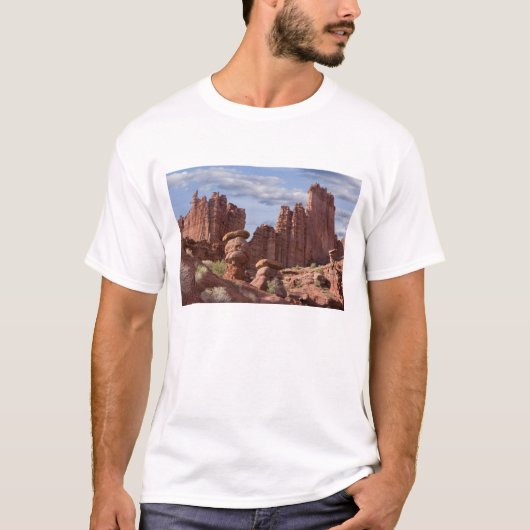 Verenigde Staten, Utah. Uitzicht van Fisher Towers T-shirt (Voorkant)