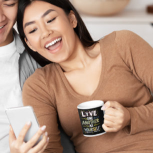 Verenigen met liefde: omhels de boodschap koffiemok