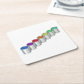 Verf blikjes met verschillende kleuren kartonnen onderzetters (Schuin)