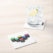 Verf blikjes met verschillende kleuren kartonnen onderzetters (Insitu)